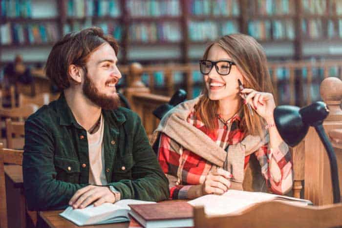 estudiar en una biblioteca